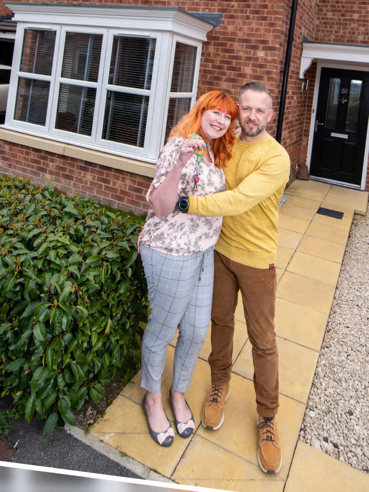 Claire und David vor ihrem ersten gemeinsamen Haus