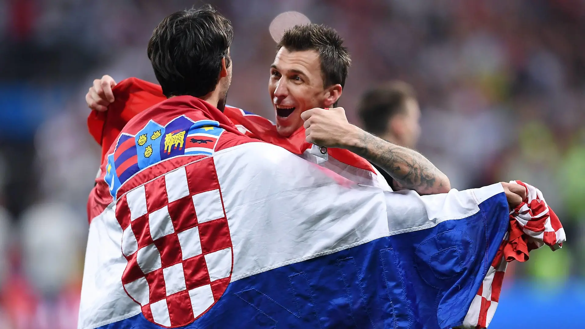 FUSSBALL WM 2018 Halbfinale 11.07.2018 Kroatien - England JUBEL Kroatien; Torschuetze zum 2-1 Siegtreffer, Mario Mandzukic (re) umarmt Vedran Corluka mit CRO Flagge nach dem Spiel *** FIFA World Cup 2018 Semi-finals 11 07 2018 Croatia England JUBEL Croatia Goalkeeper to the 2 1 winner Mario Mandzukic hugs Vedran Corluka with CRO flag after the match PUBLICATIONxNOTxINxAUTxSUIxITA