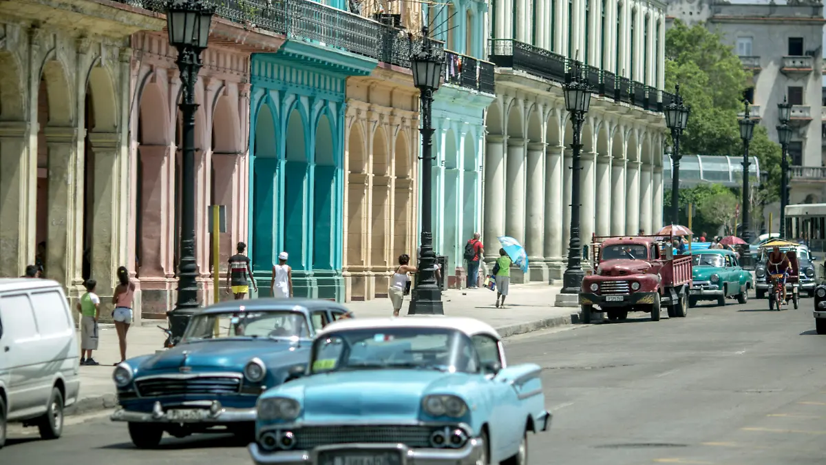 Oldtimer fahren am 17.07.2015 durch Havanna (Kuba). Foto: Michael Kappeler/dpa (zu dpa Korr-Bericht "Die Amerikaner kommen - Kuba freut sich auf neue Ära" vom 19.07.2015) +++(c) dpa - Bildfunk+++