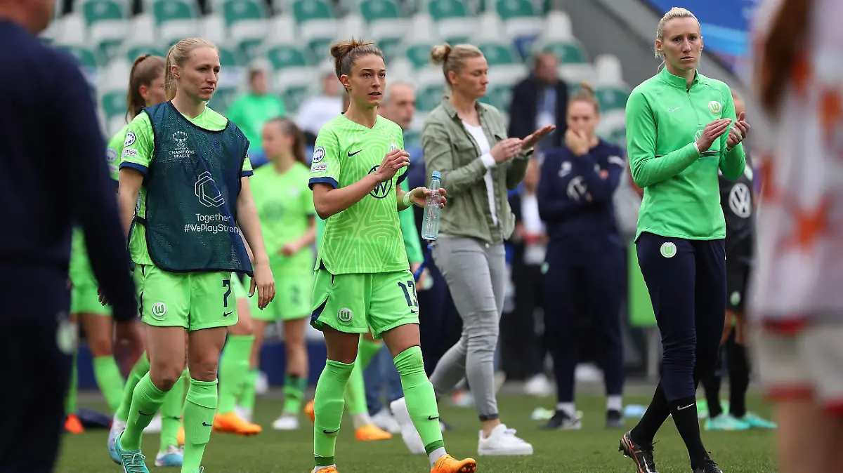 VfL vs. Arsenal WFC, CL Frauen, Halbfinale Wolfsburg, 23.04.2023, FUßBALL - VfL Wolfsburg vs. Arsenal WFC, Champions League Frauen, Halbfinale, Saison 2022/23. Die Mannschaft des VfL Wolfsburg Frauen bedankt sich nach Spielende bei den Fans. Wolfsburg *** VfL vs Arsenal WFC, CL women, semifinals Wolfsburg, 23 04 2023, FOOTBALL VfL Wolfsburg vs Arsenal WFC, Champions League women, semifinals, season 2022 23 The team of VfL Wolfsburg women thanks the fans Wolfsburg after the end of the game.