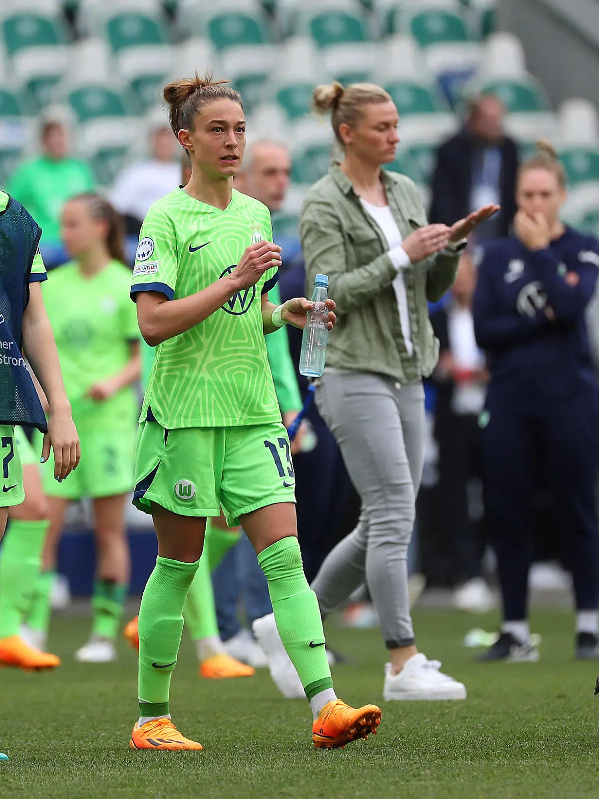 VfL vs. Arsenal WFC, CL Frauen, Halbfinale Wolfsburg, 23.04.2023, FUßBALL - VfL Wolfsburg vs. Arsenal WFC, Champions League Frauen, Halbfinale, Saison 2022/23. Die Mannschaft des VfL Wolfsburg Frauen bedankt sich nach Spielende bei den Fans. Wolfsburg *** VfL vs Arsenal WFC, CL women, semifinals Wolfsburg, 23 04 2023, FOOTBALL VfL Wolfsburg vs Arsenal WFC, Champions League women, semifinals, season 2022 23 The team of VfL Wolfsburg women thanks the fans Wolfsburg after the end of the game.
