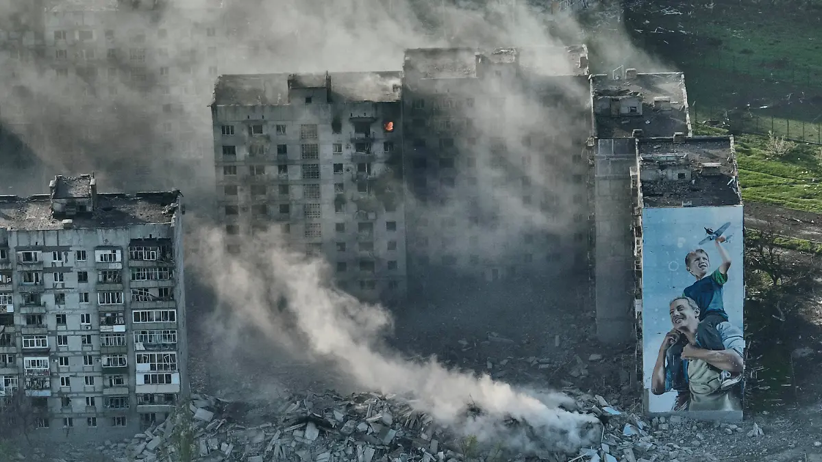 dpatopbilder - 26.04.2023, Ukraine, Bachmut: Rauch steigt von einem Gebäude in Bachmut in der Region Donezk auf. Foto: Libkos/AP/dpa +++ dpa-Bildfunk +++