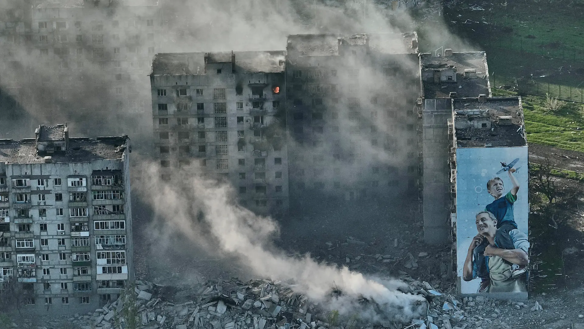 dpatopbilder - 26.04.2023, Ukraine, Bachmut: Rauch steigt von einem Gebäude in Bachmut in der Region Donezk auf. Foto: Libkos/AP/dpa +++ dpa-Bildfunk +++