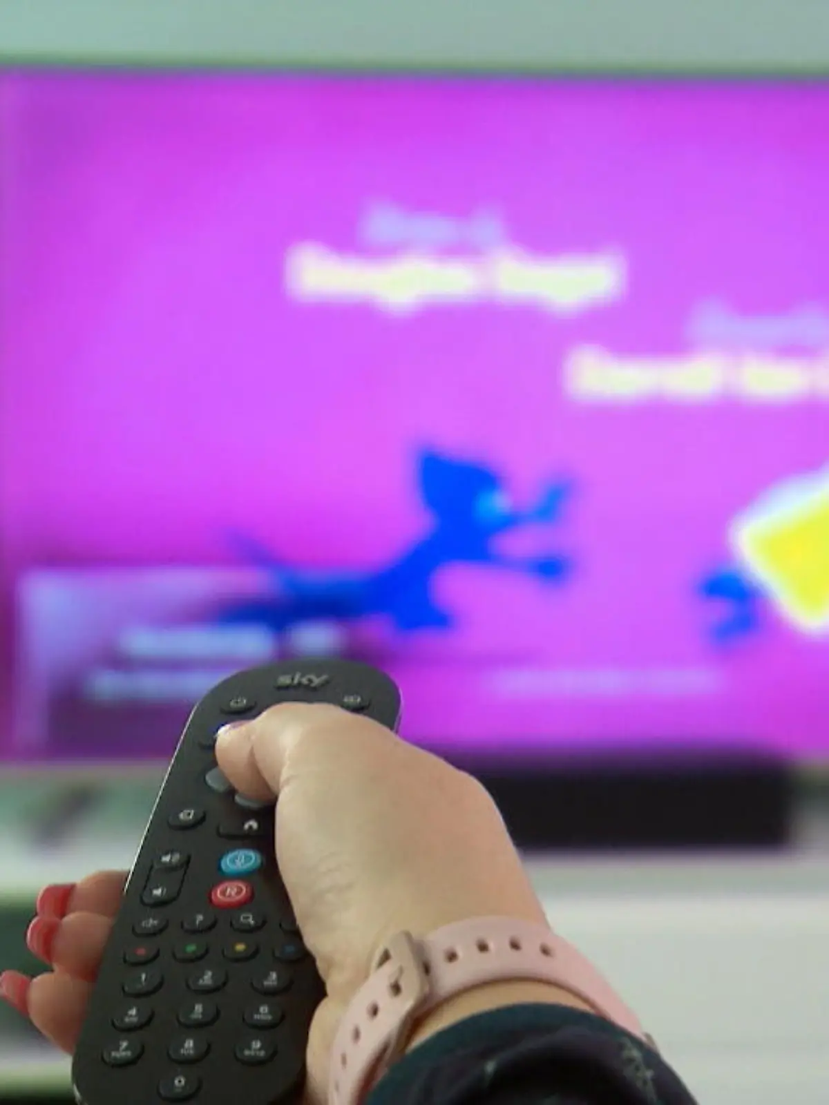 Discounter und sogar Baumärkte locken mit günstigen Fernseher-Angeboten. Doch die überzeugen uns im Test nicht. Obwohl die Markennamen bekannt sind und diese auch mit guter Qualität verbunden sind, können sich Kunden auf dieses Image nicht mehr verlassen. Woran das liegt und welche Marken beispielsweise betroffen sind, sehen Sie im Video.