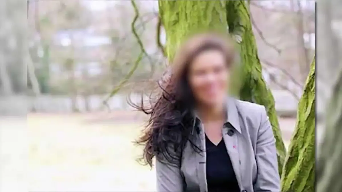 Frau, die als Falsche Ärztin bekannt wird