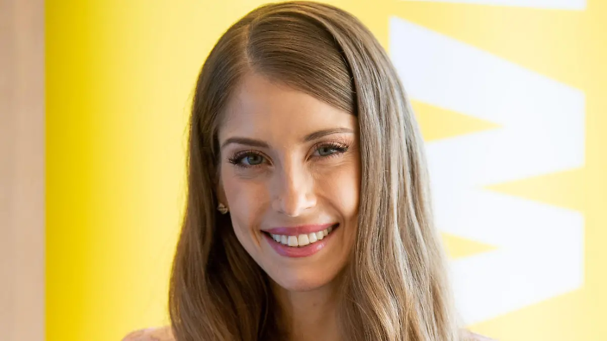 08.07.2020, Bayern, München: Cathy Hummels, Influencerin und Moderatorin, steht im Bayerischen Hof vor einem Aufsteller des Senders RTL2. Sie warb für ihre erste Reality-Show ·Kampf der Realitystars · Schiffbruch am Traumstrand·, die sie am 22.07.2020 beim Sender RTL2 moderieren wird. Foto: Lino Mirgeler/dpa +++ dpa-Bildfunk +++