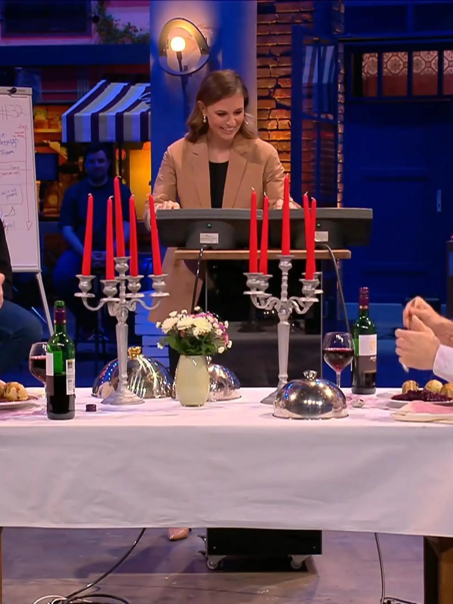 Laura Wontorra serviert Jan Köppen und Knossi das elektrisierte Dinner.