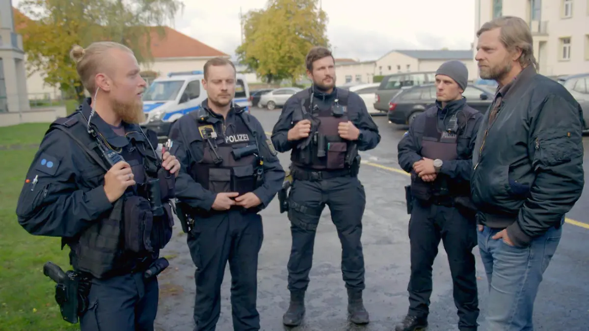 Streife fahren in Leipzig, Henning Baum (r.)
Bereitschaftspolizei, Leipzig
+++ Die Verwendung des sendungsbezogenen Materials ist nur mit dem Hinweis und Verlinkung auf TVNOW gestattet. +++