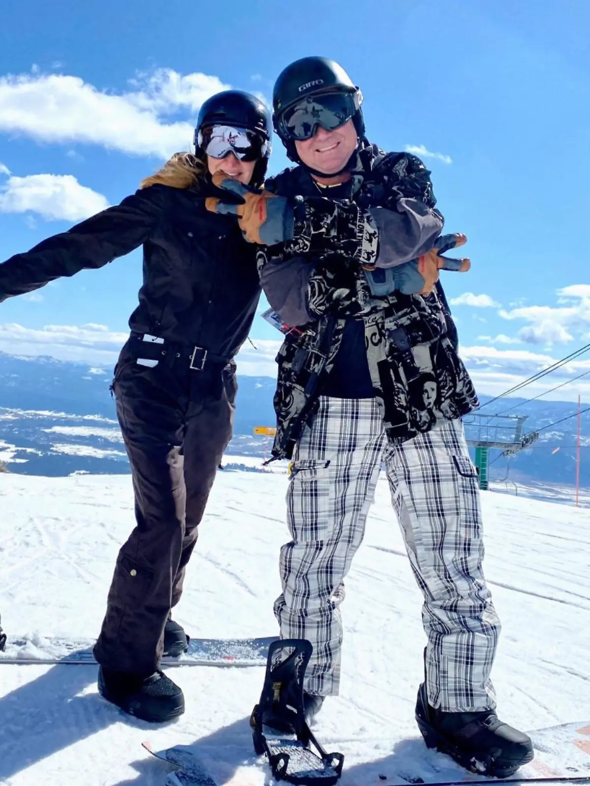 Das Paar im Skiurlaub