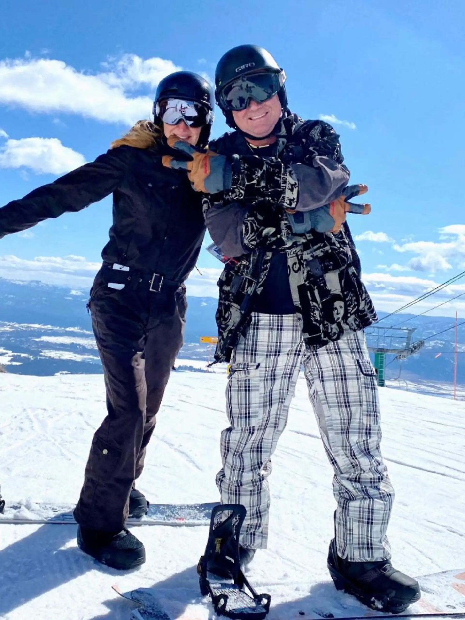 Das Paar im Skiurlaub