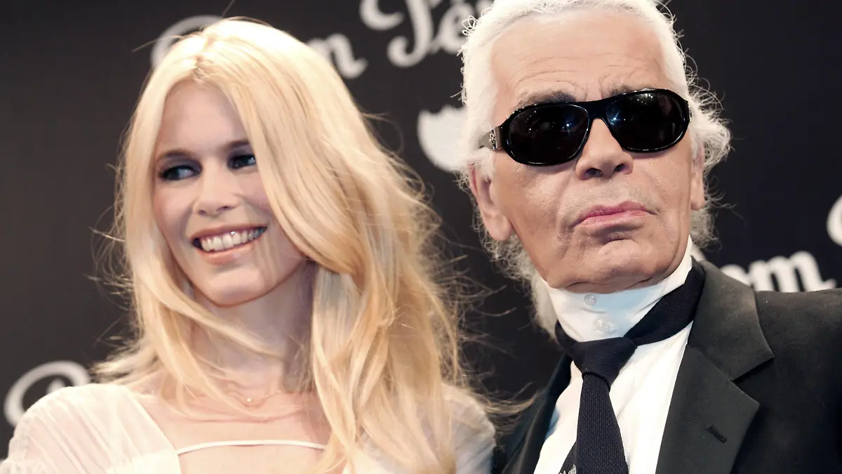 Model Claudia Schiffer (GER) und Modedesigner Karl Lagerfeld (GER) in Paris PUBLICATIONxNOTxINxFRA  