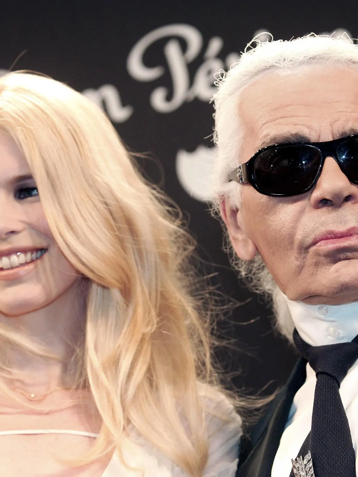 Model Claudia Schiffer (GER) und Modedesigner Karl Lagerfeld (GER) in Paris PUBLICATIONxNOTxINxFRA  