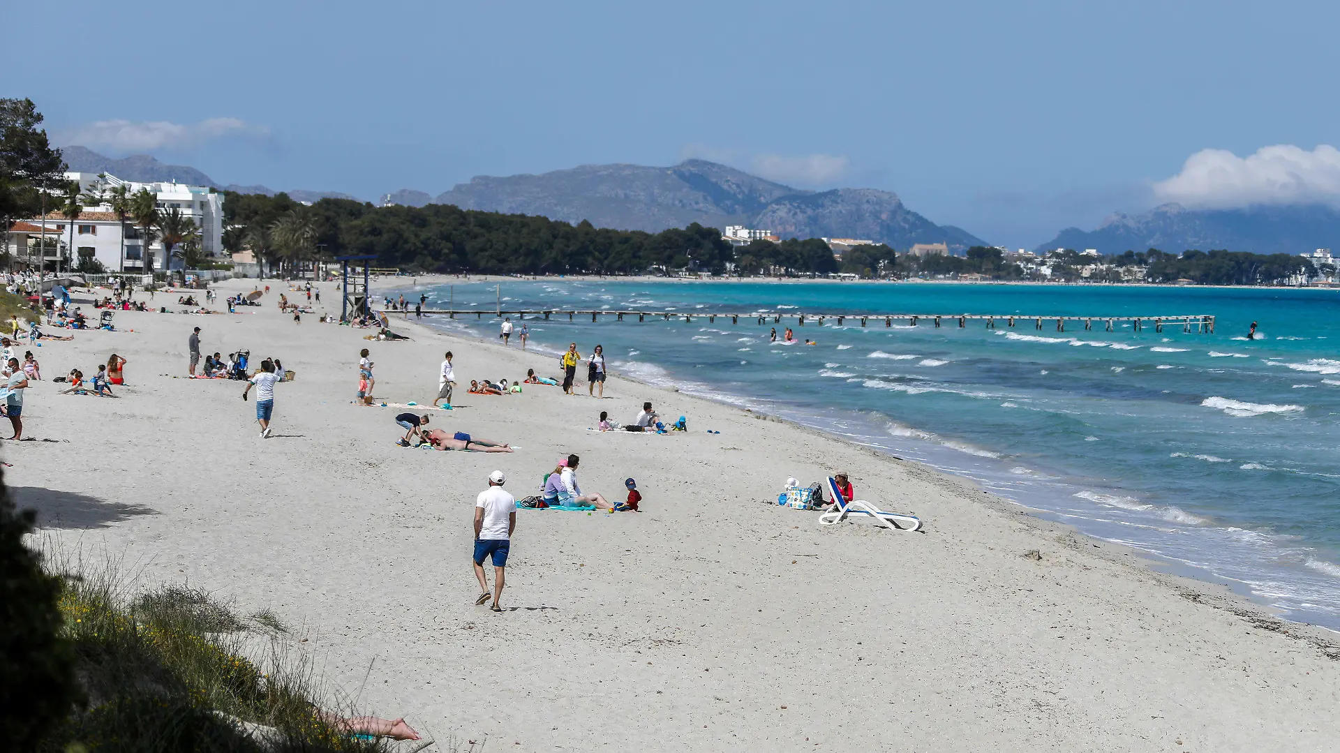 ARCHIV - 02.04.2021, Spanien, Muro: Menschen verbringen ihre Freizeit am Strand von Mallorca. (zu dpa "Auf Mallorca bleibt die Corona-Lage entspannt") Foto: Clara Margais/dpa +++ dpa-Bildfunk +++