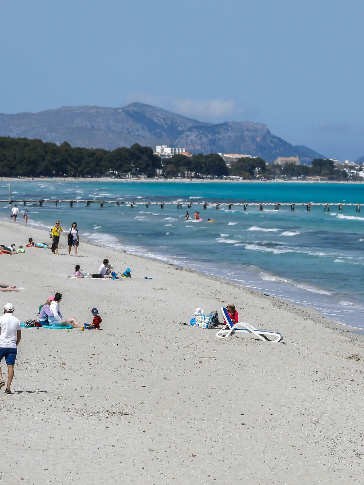 ARCHIV - 02.04.2021, Spanien, Muro: Menschen verbringen ihre Freizeit am Strand von Mallorca. (zu dpa "Auf Mallorca bleibt die Corona-Lage entspannt") Foto: Clara Margais/dpa +++ dpa-Bildfunk +++