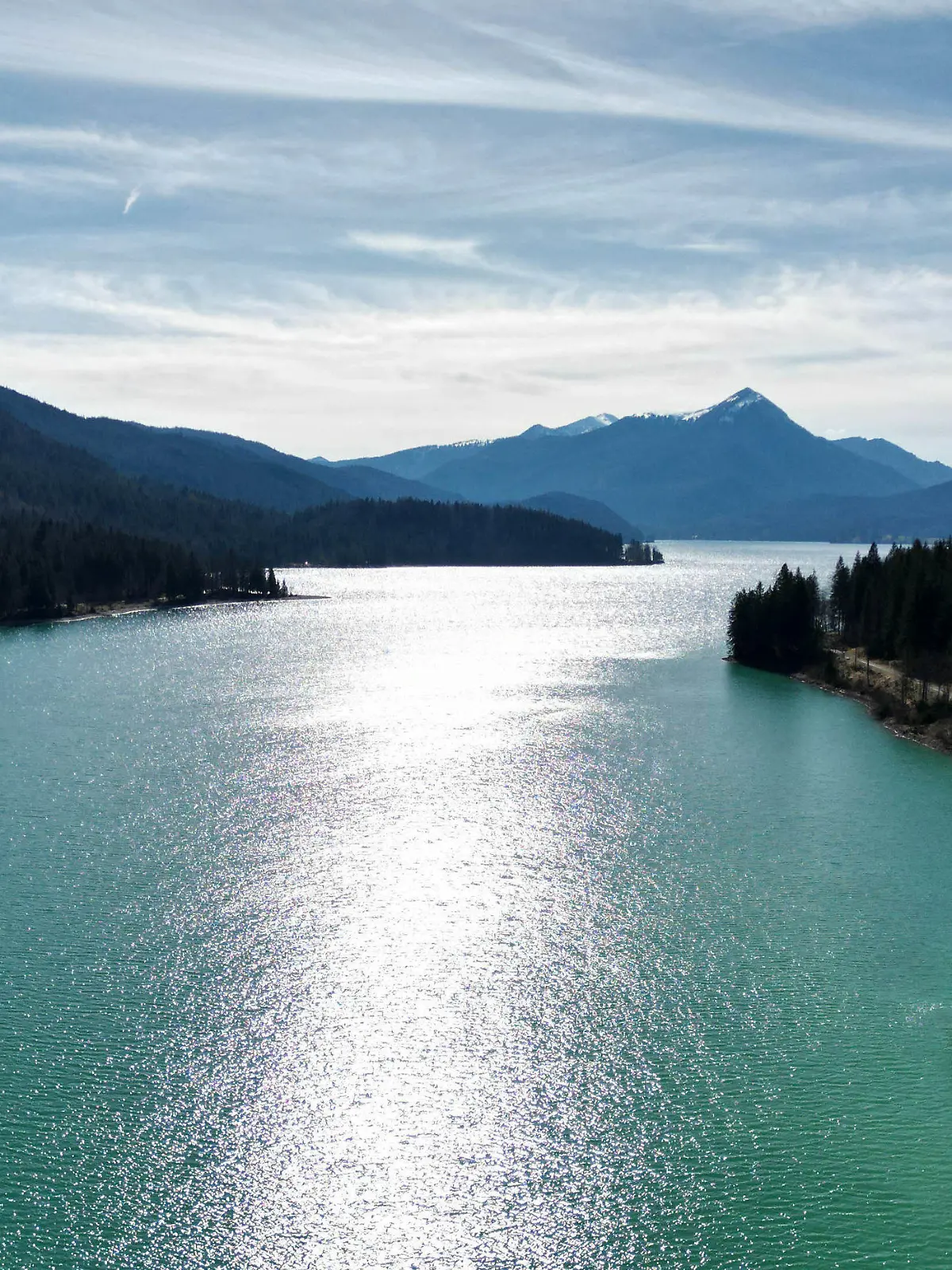 10.04.2023, Bayern, Niedernach: Die Sonne spiegelt sich im Walchensee am frühen Abend bei leichtem Wind und angenehmen Temperaturen. Der Ostermontag lud zu einem Ausflug in die bayerischen Alpen ein. (Aufnahme mit einer Drohne) Foto: Felix Hörhager/dpa +++ dpa-Bildfunk +++