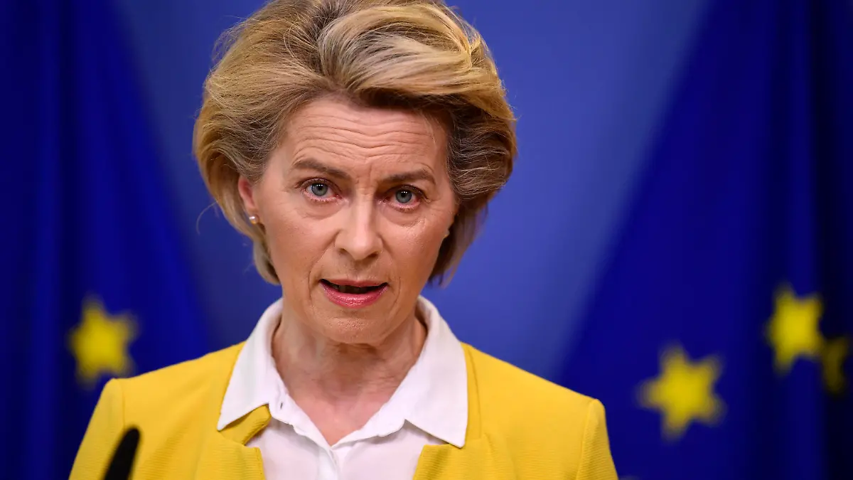 14.04.2021, Belgien, Brüssel: Ursula von der Leyen, Präsidentin der Europäischen Kommission, gibt eine Erklärung nach einer Sitzung des Kollegiums der EU-Kommissare im EU-Hauptquartier ab. Die Hersteller Biontech und Pfizer wollen bis Ende Juni zusätzlich 50 Millionen Dosen Corona-Impfstoff an Deutschland und die übrigen EU-Staaten liefern, so von der Leyen. Foto: John Thys/Pool AFP/AP/dpa +++ dpa-Bildfunk +++