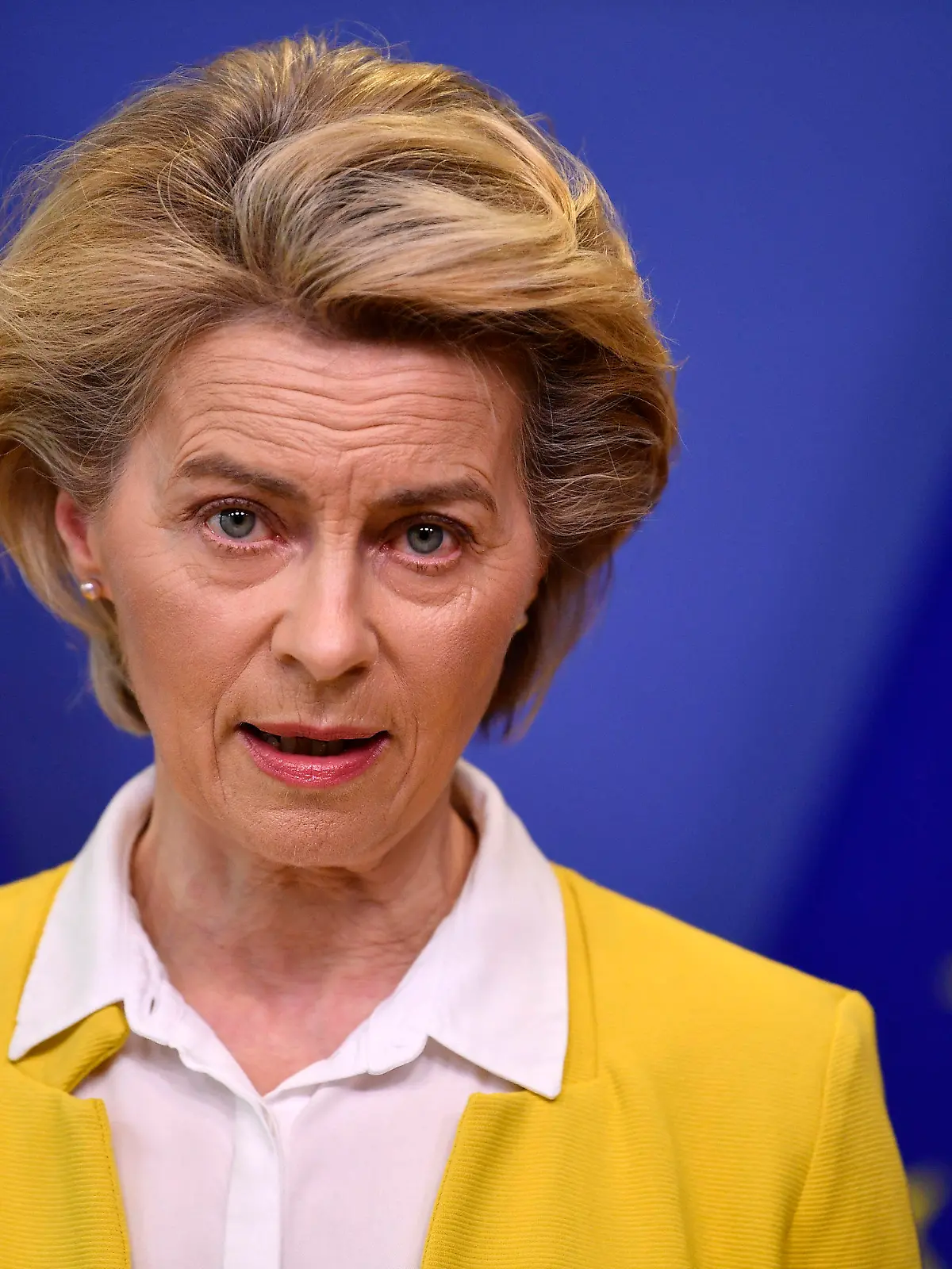 14.04.2021, Belgien, Brüssel: Ursula von der Leyen, Präsidentin der Europäischen Kommission, gibt eine Erklärung nach einer Sitzung des Kollegiums der EU-Kommissare im EU-Hauptquartier ab. Die Hersteller Biontech und Pfizer wollen bis Ende Juni zusätzlich 50 Millionen Dosen Corona-Impfstoff an Deutschland und die übrigen EU-Staaten liefern, so von der Leyen. Foto: John Thys/Pool AFP/AP/dpa +++ dpa-Bildfunk +++