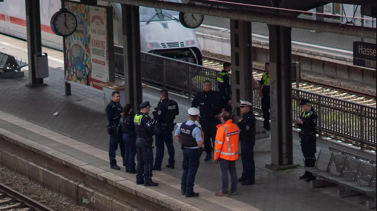 Polizeieinsatz am ICE 681 im Hamburger S-Bahnhof Hasselbrook