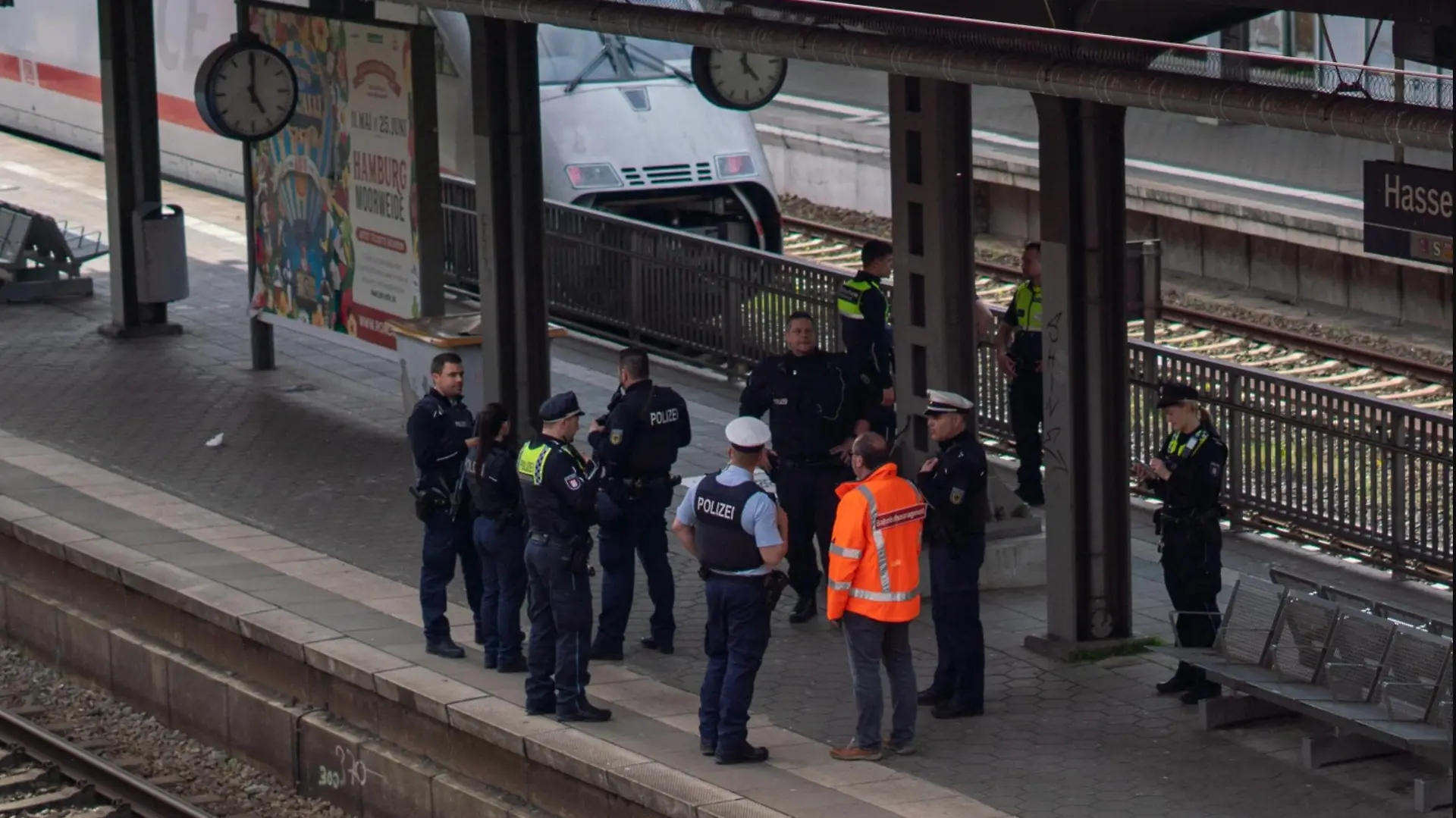 Polizeieinsatz am ICE 681 im Hamburger S-Bahnhof Hasselbrook