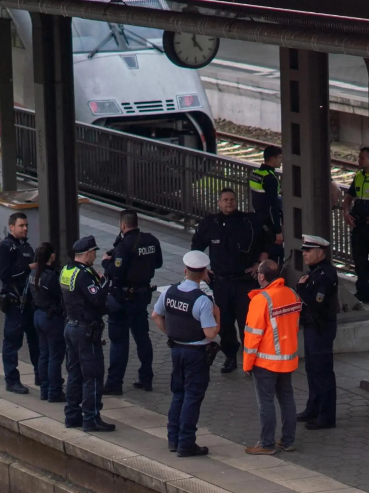 Polizeieinsatz am ICE 681 im Hamburger S-Bahnhof Hasselbrook