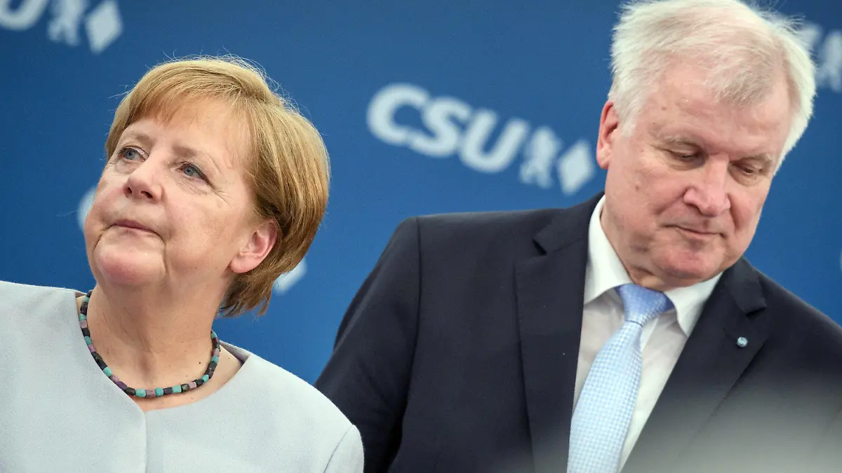 ARCHIV - 28.05.2017, Bayern, München: Bundeskanzlerin Angela Merkel (CDU) und der damalige bayerische Ministerpräsident Horst Seehofer (CSU) stehen nach ihren Reden bei einem gemeinsamen Wahlkampftermin von CDU und CSU in einem Bierzelt auf der Truderinger Festwoche nebeneinander auf der Bühne. (zu dpa-Berichterstattung über den Asylstreit in den Unionsparteien vom 01.07.2018) Foto: Matthias Balk/dpa +++ dpa-Bildfunk +++