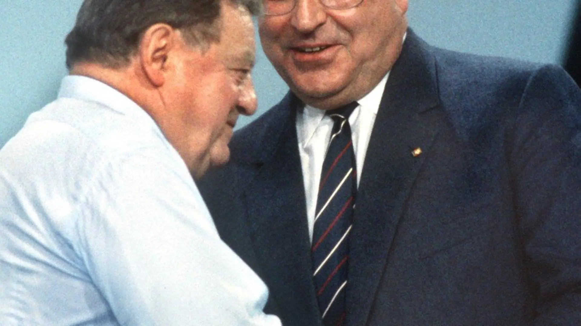 ARCHIV - Bundeskanzler Helmut Kohl (r) und der bayerische Ministerpräsident und CSU-Vorsitzende Franz Josef Strauß, aufgenommen am 07.10.1986. Kohl prägte Deutschland über 16 Jahre als Kanzler und die CDU als Vorsitzender während eines Vierteljahrhunderts. Am 3. April 2010 wird Kohl 80 Jahre alt. Foto: Jörg Schmitt (zu dpa-Themenpaket: "80. Geburtstag Helmut Kohl zum 3. April" vom 28.03.2010) +++(c) dpa - Bildfunk+++