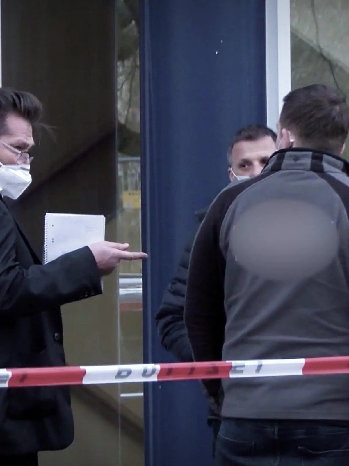 Ermittler vor dem Gebäude im Bremer Stadtteil Horn-Lehe