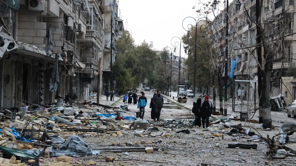 epa05675936 The inhabitants of the eastern neighborhoods of the northern city of Aleppo are seen inspecting their belongings and houses, Syria, on 14 December 2016. The Syrian army claims they have managed to expel rebels from almost 99 percent of the eastern neighborhoods that have been under the rebels· control since 2012. EPA/STR +++(c) dpa - Bildfunk+++