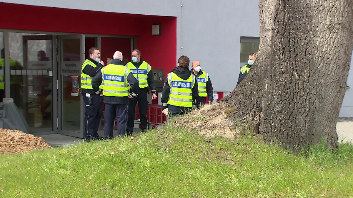 Polizisten vor der Bonner Uniklinik - hier starb ein weiteres Mitglied des Goman-Clans, das mit dem Coronavirus infiziert war