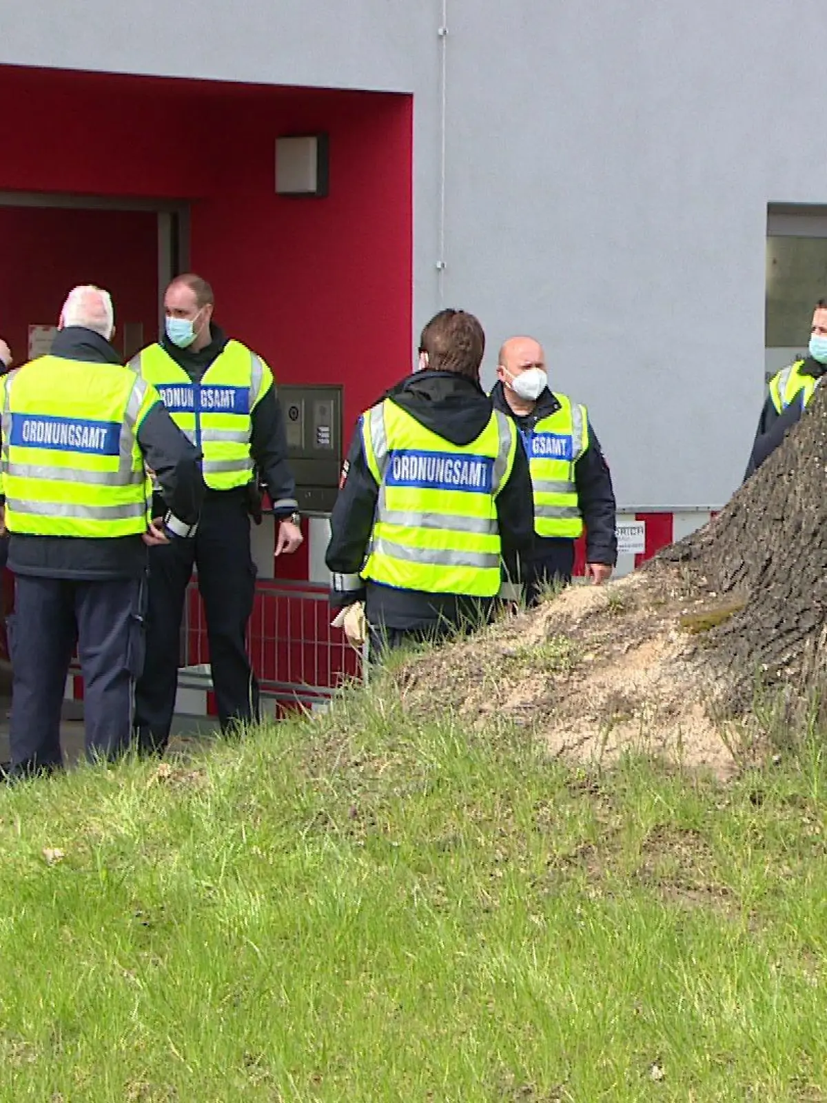 Polizisten vor der Bonner Uniklinik - hier starb ein weiteres Mitglied des Goman-Clans, das mit dem Coronavirus infiziert war