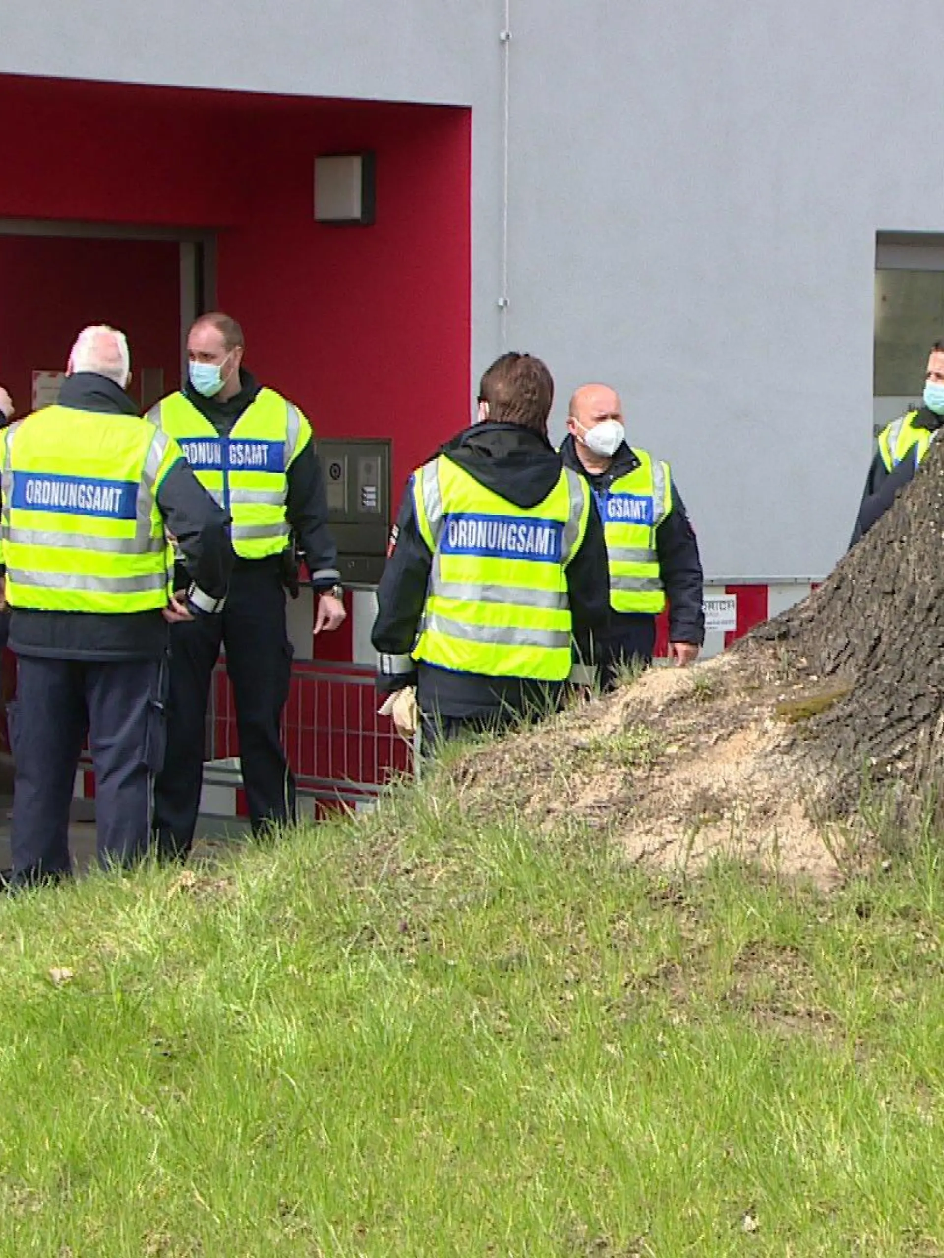 Polizisten vor der Bonner Uniklinik - hier starb ein weiteres Mitglied des Goman-Clans, das mit dem Coronavirus infiziert war