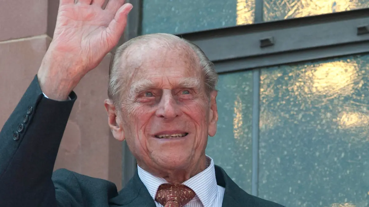 Ministerpraesident Volker BOUFFIER, Prince Prinz Philip, Duke of Edinburgh, Queen Elizabeth II winken auf dem Rathausbalkon am Roemer,