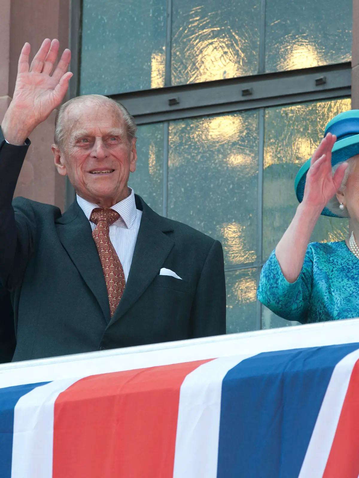 Ministerpraesident Volker BOUFFIER, Prince Prinz Philip, Duke of Edinburgh, Queen Elizabeth II winken auf dem Rathausbalkon am Roemer,