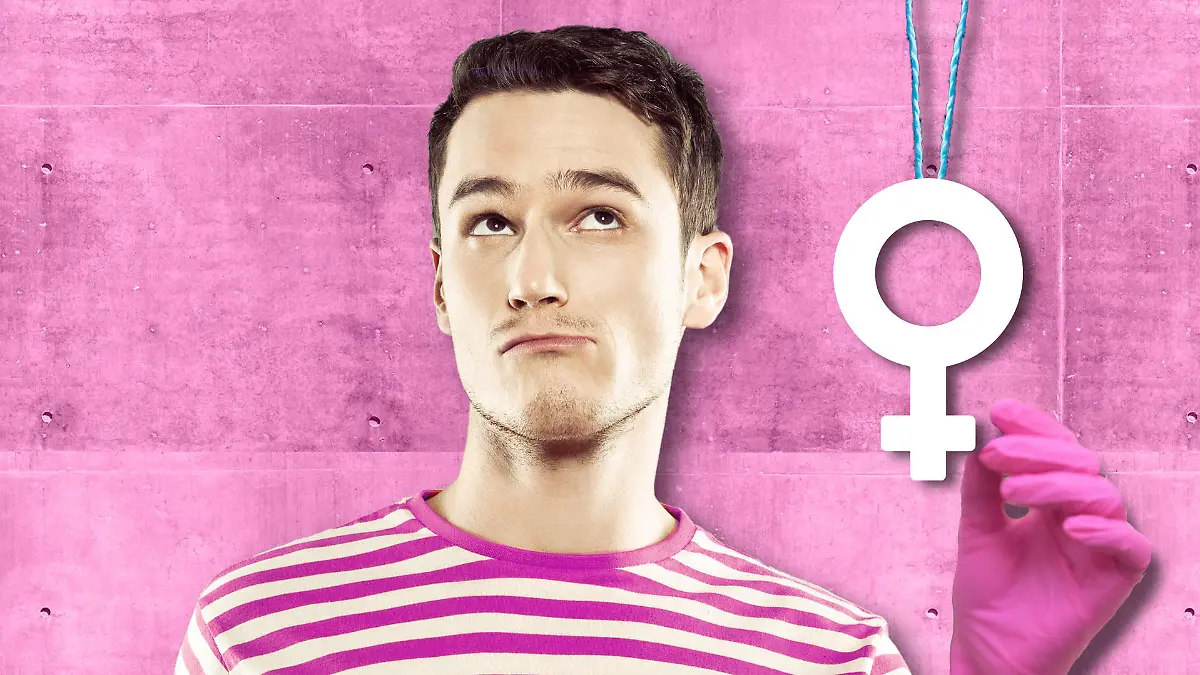 Ein Mann guckt planlos. Er trägt einen pinken Handschuh. Der soll Frauen bei der Periode unangenehme Situationen ersparen.