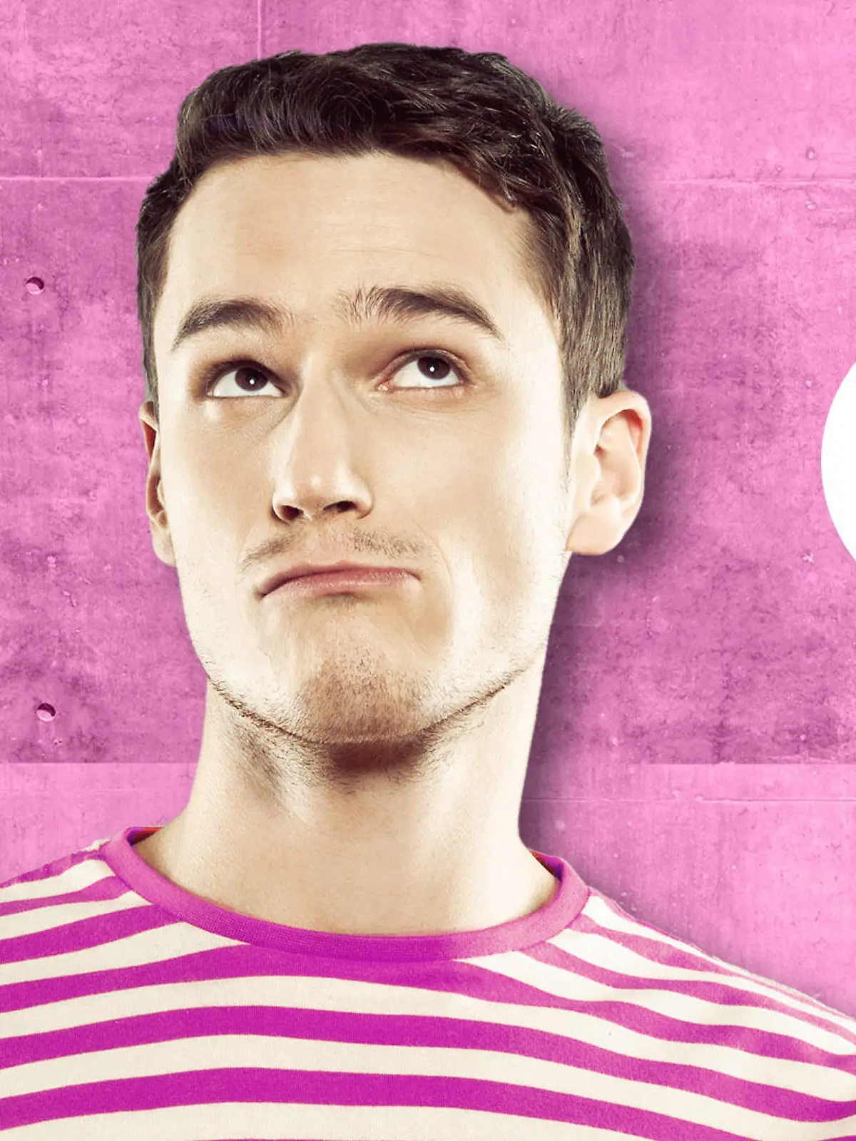 Ein Mann guckt planlos. Er trägt einen pinken Handschuh. Der soll Frauen bei der Periode unangenehme Situationen ersparen.