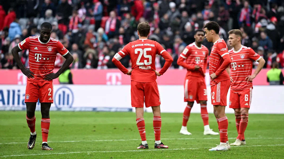 15.04.2023, Bayern, München: Fußball: Bundesliga, Bayern München - TSG 1899 Hoffenheim, 28. Spieltag in der Allianz Arena. Dayot Upamecano (l-r), Thomas Müller, Ryan Gravenberch, Jamal Musiala und Joshua Kimmich von München stehen nach dem Spiel auf dem Platz. (zu dpa: «Verstörter Tuchel wechselt die Tonlage: «Es brennt» bei Bayern») Foto: Sven Hoppe/dpa - WICHTIGER HINWEIS: Gemäß den Vorgaben der DFL Deutsche Fußball Liga bzw. des DFB Deutscher Fußball-Bund ist es untersagt, in dem Stadion und/oder vom Spiel angefertigte Fotoaufnahmen in Form von Sequenzbildern und/oder videoähnlichen Fotostrecken zu verwerten bzw. verwerten zu lassen. +++ dpa-Bildfunk +++
