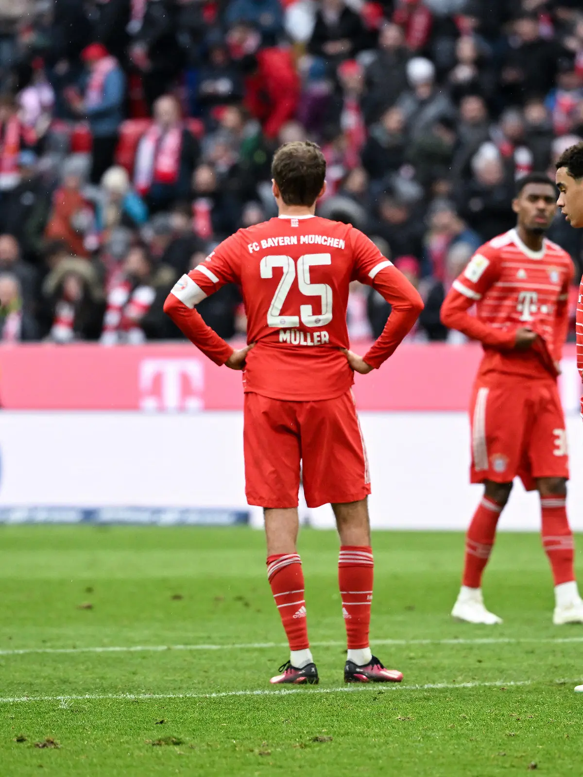 15.04.2023, Bayern, München: Fußball: Bundesliga, Bayern München - TSG 1899 Hoffenheim, 28. Spieltag in der Allianz Arena. Dayot Upamecano (l-r), Thomas Müller, Ryan Gravenberch, Jamal Musiala und Joshua Kimmich von München stehen nach dem Spiel auf dem Platz. (zu dpa: «Verstörter Tuchel wechselt die Tonlage: «Es brennt» bei Bayern») Foto: Sven Hoppe/dpa - WICHTIGER HINWEIS: Gemäß den Vorgaben der DFL Deutsche Fußball Liga bzw. des DFB Deutscher Fußball-Bund ist es untersagt, in dem Stadion und/oder vom Spiel angefertigte Fotoaufnahmen in Form von Sequenzbildern und/oder videoähnlichen Fotostrecken zu verwerten bzw. verwerten zu lassen. +++ dpa-Bildfunk +++