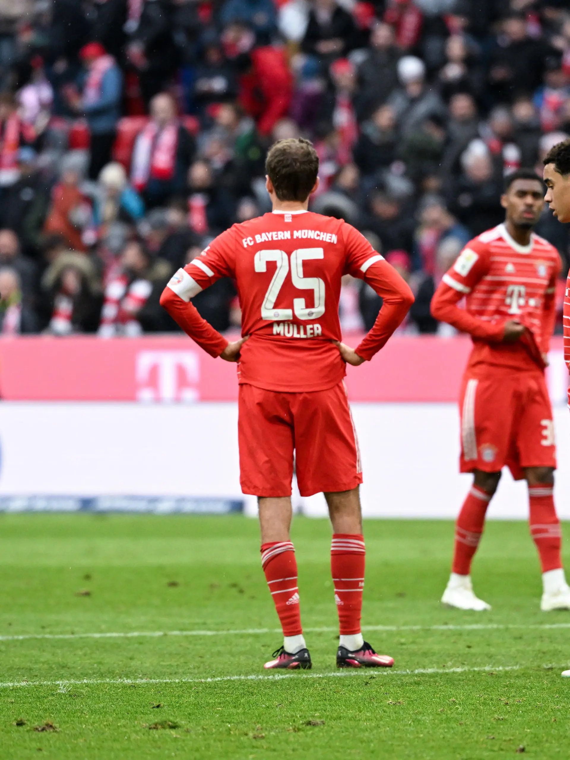 15.04.2023, Bayern, München: Fußball: Bundesliga, Bayern München - TSG 1899 Hoffenheim, 28. Spieltag in der Allianz Arena. Dayot Upamecano (l-r), Thomas Müller, Ryan Gravenberch, Jamal Musiala und Joshua Kimmich von München stehen nach dem Spiel auf dem Platz. (zu dpa: «Verstörter Tuchel wechselt die Tonlage: «Es brennt» bei Bayern») Foto: Sven Hoppe/dpa - WICHTIGER HINWEIS: Gemäß den Vorgaben der DFL Deutsche Fußball Liga bzw. des DFB Deutscher Fußball-Bund ist es untersagt, in dem Stadion und/oder vom Spiel angefertigte Fotoaufnahmen in Form von Sequenzbildern und/oder videoähnlichen Fotostrecken zu verwerten bzw. verwerten zu lassen. +++ dpa-Bildfunk +++