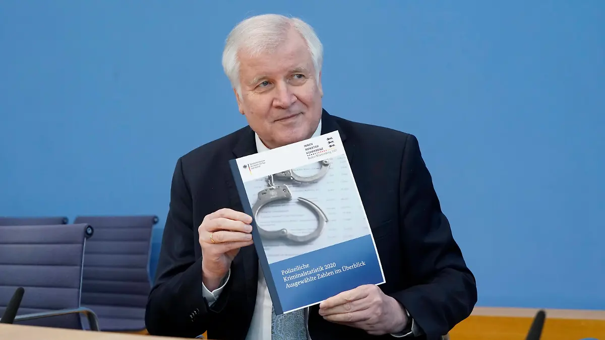Bundespressekonferenz, Vorstellung der Kriminalstatistik Aktuell, 15.04.2021, Berlin,Bundesminister des Innern, für Bau und Heimat Horst Seehofer zeigt den neuen Bericht bei der Bundespressekonferenz zum Thema Vorstellung der Polizeilichen Kriminalstatistik PKS 2020 Berlin Berlin Deutschland *** Federal Press Conference, Presentation of crime statistics Current, 15 04 2021, Berlin,Federal Minister of the Interior, for Construction and Homeland Horst Seehofer shows the new report at the Federal Press Conference on the topic Presentation of police crime statistics PKS 2020 Berlin Berlin Germany