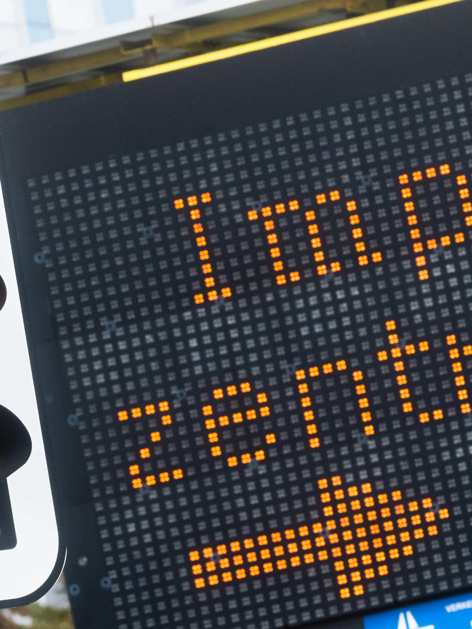 12.04.2021, Niedersachsen, Hannover: Eine elektronische Anzeigetafel mit dem Wort "Impfzentrum" hinter einer Ampel, die auf gelb steht, weist den Weg zum Impfzentrum auf dem Messegelände. Foto: Julian Stratenschulte/dpa +++ dpa-Bildfunk +++