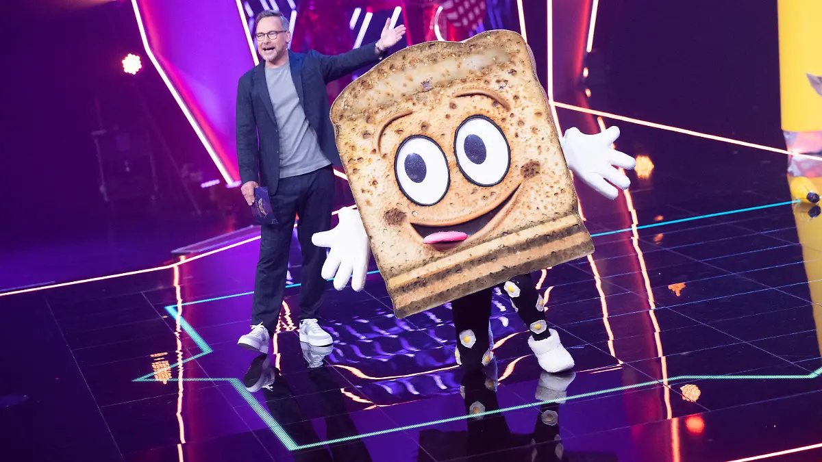29.04.2023, Nordrhein-Westfalen, Köln: Matthias Opdenhövel, Moderator, steht mit der Figur "der Toast· in der ProSieben-Show "The Masked Singer" auf der Bühne. Foto: Thomas Banneyer/dpa +++ dpa-Bildfunk +++