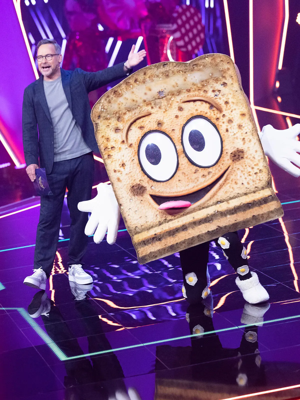 29.04.2023, Nordrhein-Westfalen, Köln: Matthias Opdenhövel, Moderator, steht mit der Figur "der Toast· in der ProSieben-Show "The Masked Singer" auf der Bühne. Foto: Thomas Banneyer/dpa +++ dpa-Bildfunk +++