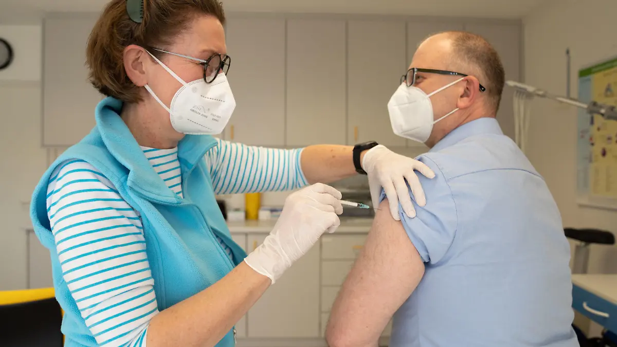 25.03.2021, Bayern, Naila: Die Hausärztin Birgitt Lucas verabreicht einem 49-jährigen Patienten die erste Impfung gegen Covid-19. Hausärzte in Stadt und Landkreis Hof dürfen seit einem Beschluss vom 16.03.2021 ihre Patienten individuell gegen Corona impfen und somit von der Impfreihenfolge abweichen. Foto: Nicolas Armer/dpa +++ dpa-Bildfunk +++