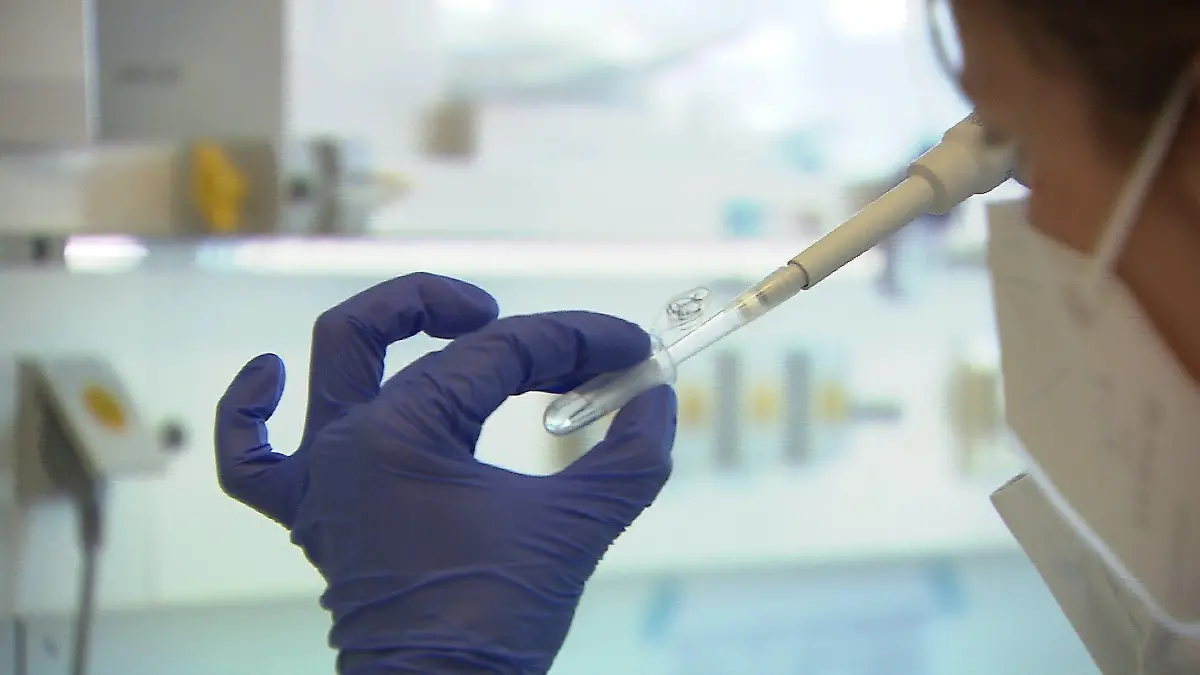 Eine Mitarbeiterin bei Corat Therapeutics in Braunschweig. Das Unternehmen aus Braunschweig entwickelt ein Medikament im Kampf gegen Corona.