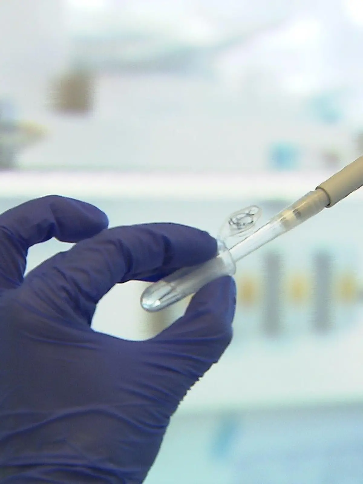 Eine Mitarbeiterin bei Corat Therapeutics in Braunschweig. Das Unternehmen aus Braunschweig entwickelt ein Medikament im Kampf gegen Corona.