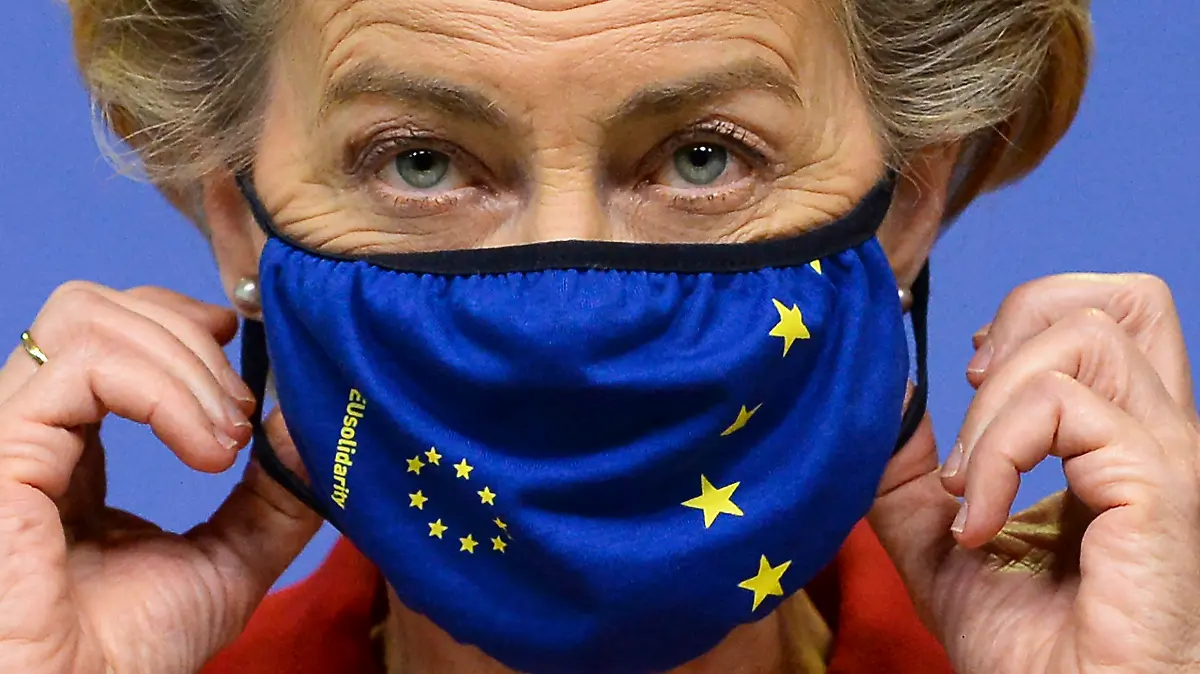 dpatopbilder - 01.10.2020, Belgien, Brüssel: Ursula von der Leyen (CDU), Präsidentin der Europäischen Kommission, mit Mund-Nasen-Schutz gibt im Hauptsitz der Europäischen Kommission eine Presseerklärung ab. Im Brexit-Streit leitet die Europäische Union rechtliche Schritte gegen Großbritannien wegen Verletzung des EU-Austrittsvertrags ein. Das kündigte Kommissionspräsidentin Ursula von der Leyen am 01.10.2020 in Brüssel an. Foto: Johanna Geron/Reuters Pool/dpa +++ dpa-Bildfunk +++