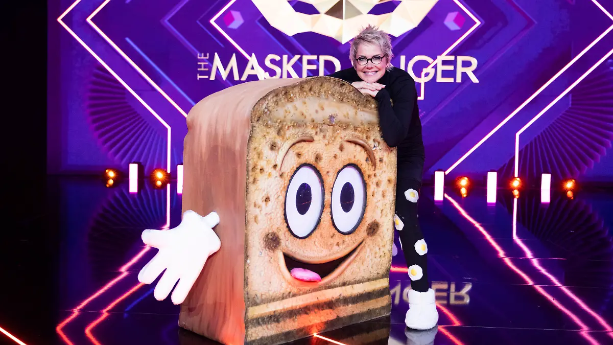 30.04.2023, Nordrhein-Westfalen, Köln: Inka Bause, Moderatorin und Schlagersängerin steht als Figur «Der Toast» in der ProSieben-Show "The Masked Singer" auf der Bühne. Foto: Thomas Banneyer/dpa +++ dpa-Bildfunk +++