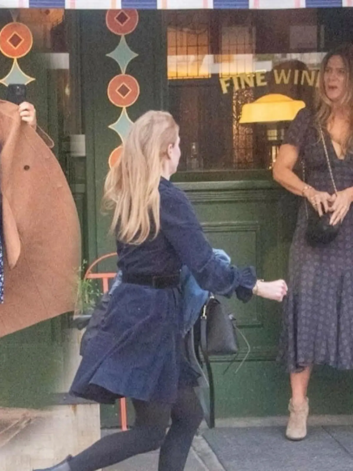 Eigentlich galten Prinzessin Eugine und Prinzessin Beatrice als eine der letzten royalen Verbündeten von Prinz Harry. Doch nun die Kehrtwende: Die Lieblingscousinen des Royal-Aussteigers treffen sich vor wenigen Tagen ausgerechnet mit Piers Morgan, dem Erzfeind von Harrys Frau Meghan. Ein Seitenhieb? Unsere Adelsexpertin Catrin Bartenbach ordnet die Situation ein. Wieso sich Harry durch die Schnappschüsse „verraten und verkauft“ fühlen könnte, erklärt sie im Video.