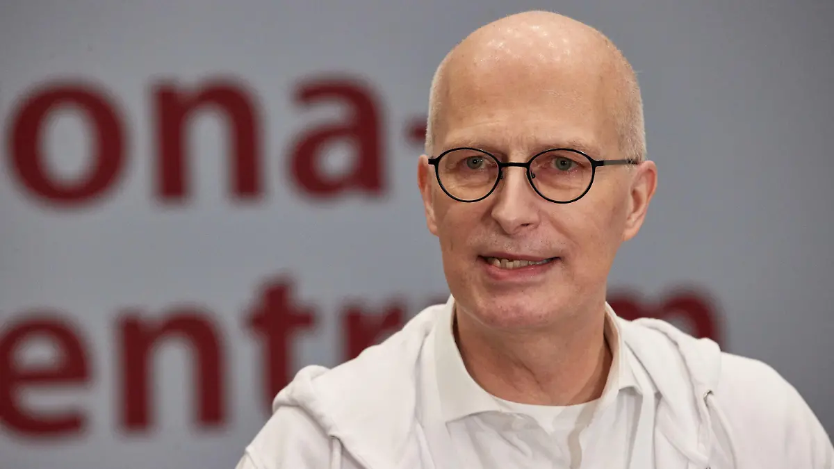 21.03.2021, Hamburg: Peter Tschentscher (SPD), Erster Bürgermeister von Hamburg und Arzt, spricht im Impfzentrum in den Messehallen zu Medienvertretern. Er besuchte das zentrale Impfzentrum und unterstützte das Team bei der Arbeit. (zu dpa Tschentscher hilft im Labor des Impfzentrums) Foto: Georg Wendt/dpa +++ dpa-Bildfunk +++