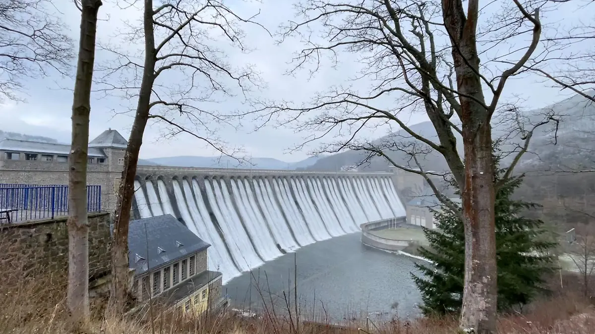 Wasser fließt aus dem Edersee